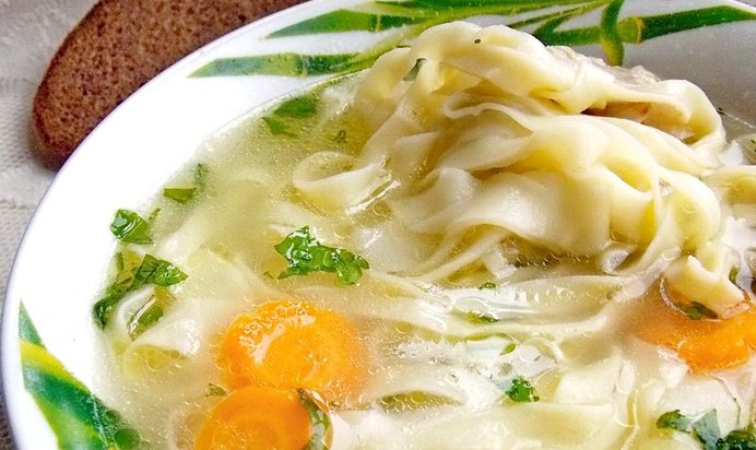 Лапша на курином бульоне