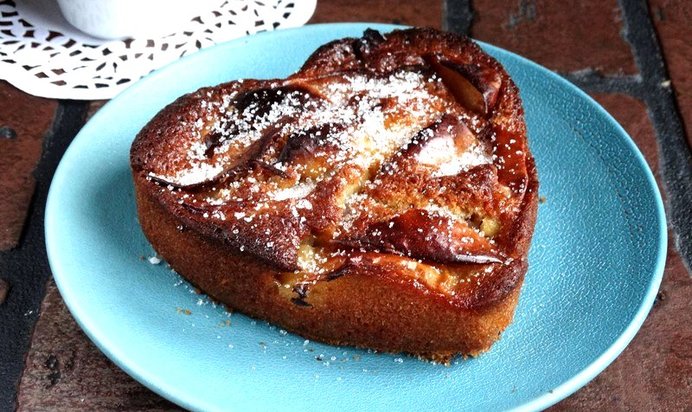 Яблочная шарлотка на кефире