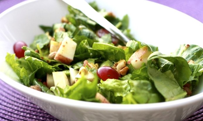 Салат из яблок и винограда