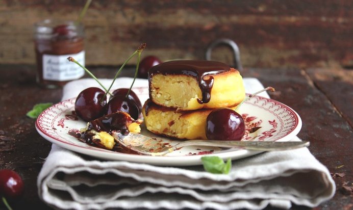 Ванильные сырники с шоколадным соусом и черешней