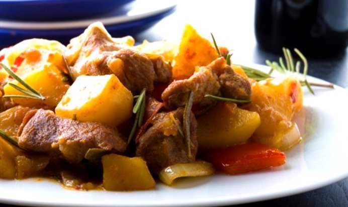 Острое свиное рагу с парикой, перцем чили и картофелем