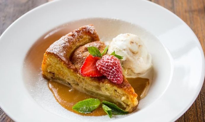 Шарлотка с яблоками и корицей