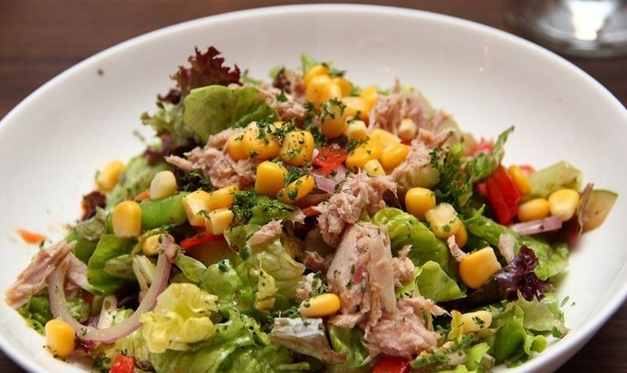 Салат с тунцом и кукурузой