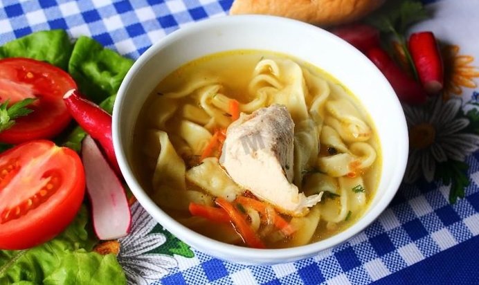 Куриный бульон с лапшой