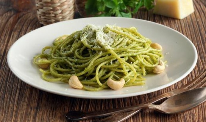 Спагетти с песто из руколы и кешью