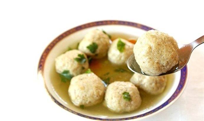 Бульон куриный с клецками из мацы