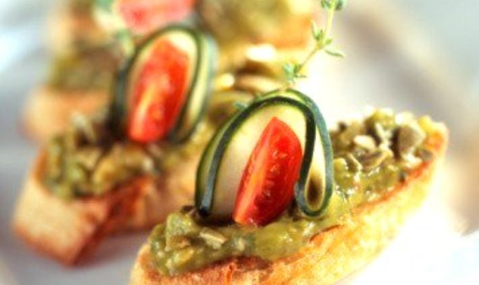 Бутерброды с авокадо и анчоусами