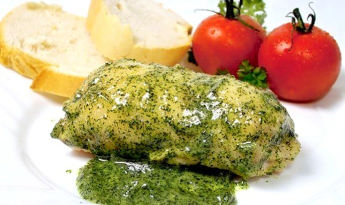 Цыленок, запеченный с соусом песто