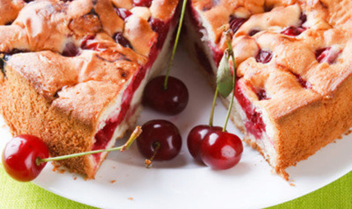 Шарлотка с вишней