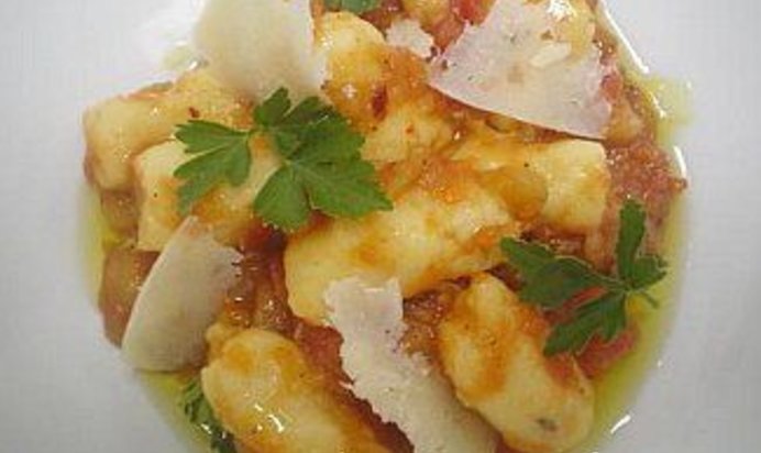 Картофельные ньокки с соусом песто