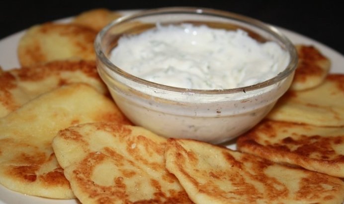 Картофельные лепешки со сметанным соусом