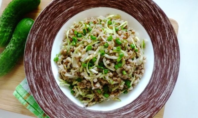 Гречка с огурцом и луком