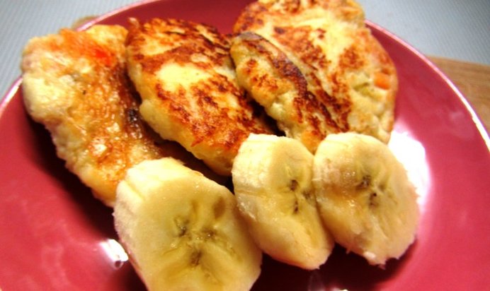 Сырники с бананом, курагой и ванильным сахаром