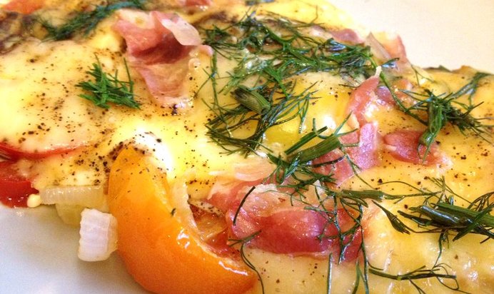 Яичница с беконом, помидорами и сыром