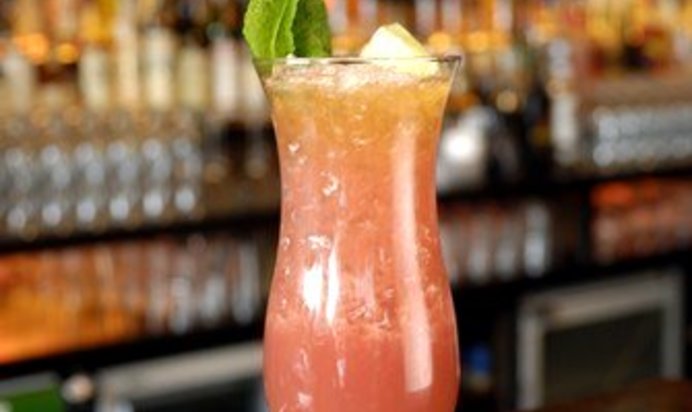 Розовый пунш с малиной и персиками