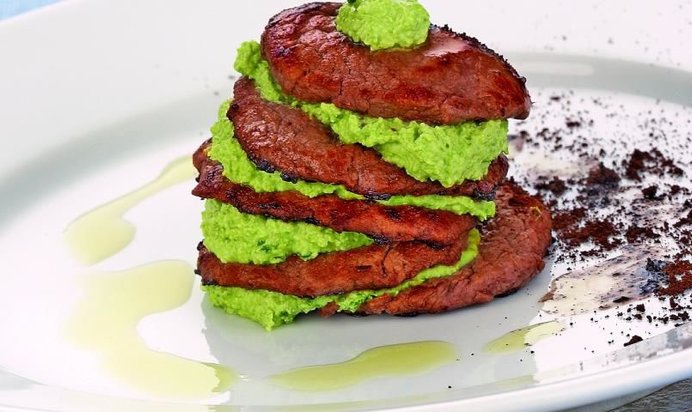 Башенка из говядины с творожным кремом и ароматном кофе