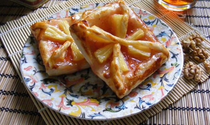 Пирожное с ананасом и клубничным джемом