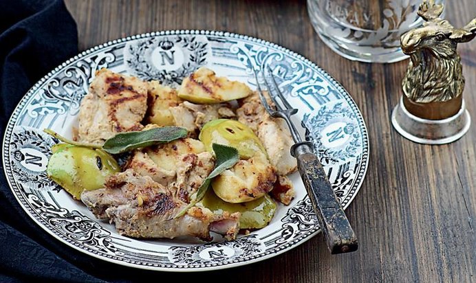 Шашлык из горчичной цесарки с яблоками