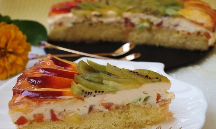 Бисквитный торт с нектаринами и киви с творожным кремом с цукатами