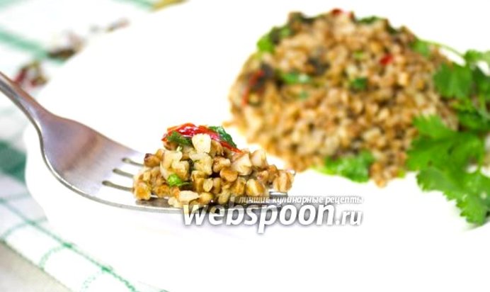 Гречневая каша со шпинатом и перцем чили