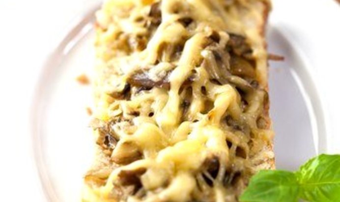 Хлеб с сыром, маслинами и оливками