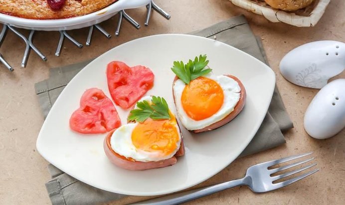 Романтический завтрак яичница с сосиской