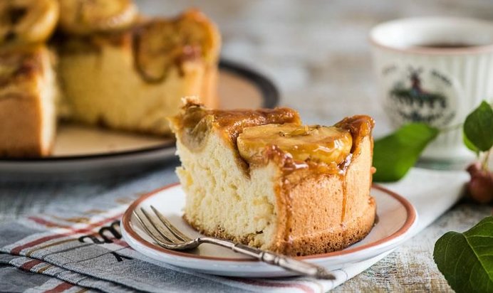 Яблочная шарлотка с карамелью