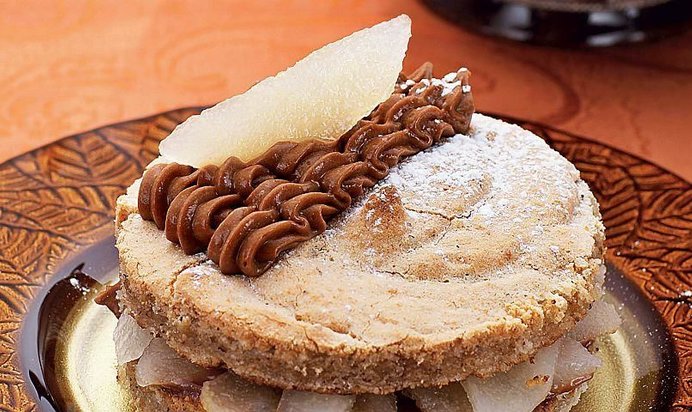 Шоколадно-ореховое пирожное с грушами