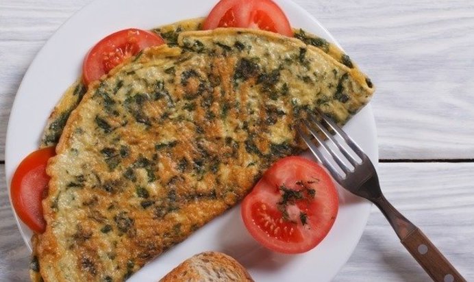 Омлет со шпинатом и помидорами