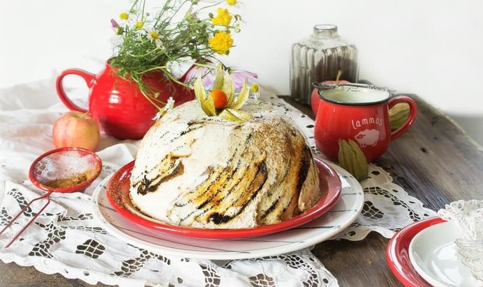 Шарлотка с карамелизированными яблоками из черствых сдобных булочек.