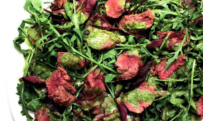 Теплый салат из баранины с рукколой, свекольными листьями и песто из кинзы и мяты