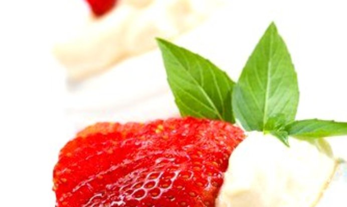 Пирожные безе с клубникой