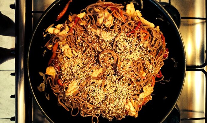 Гречневая лапша с курицей, овощами и кунжутом