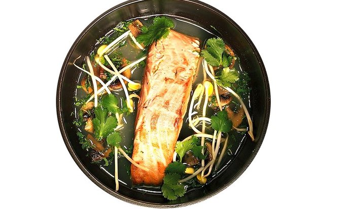 Лосось с острым лимонным бульоном