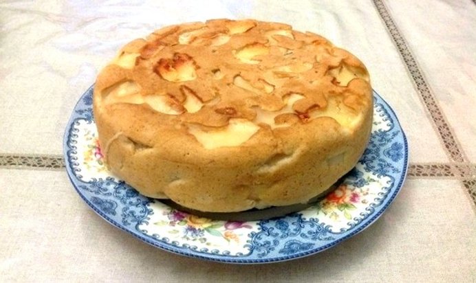 Яблочная шарлотка в мультиварке