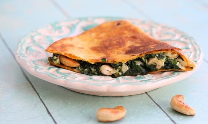 Тортилья с брынзой, шпинатом и кешью
