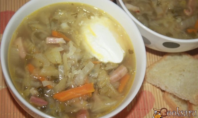 Ароматные щи с варено-копченой грудинкой и кислым яблоком