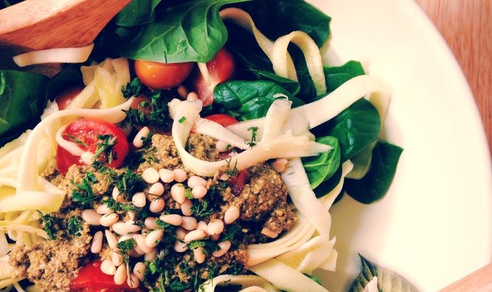 Салат из молодого кабачка с помидорами черри и мятным сицилийским песто