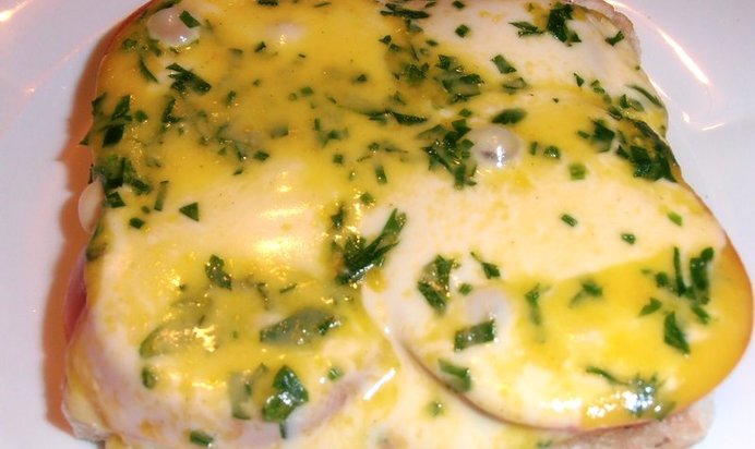 Пикантный бутерброд с анчоусным маслом и помидором