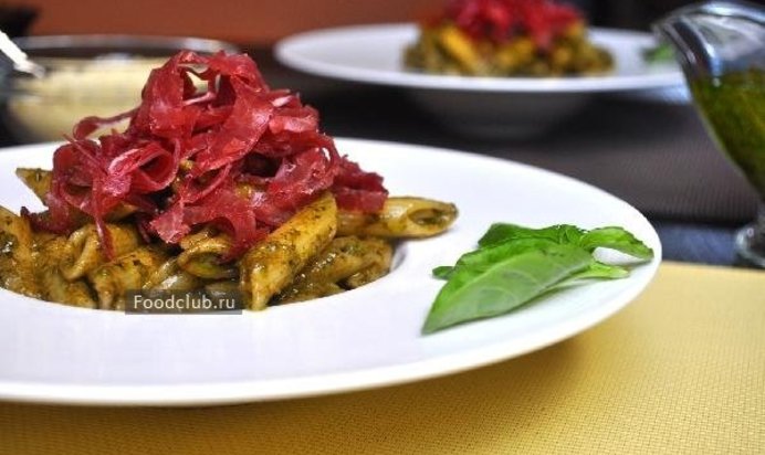 Пенне с соусом песто и брезаолой