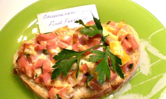Горячий бутерброд с колбасой и помидором