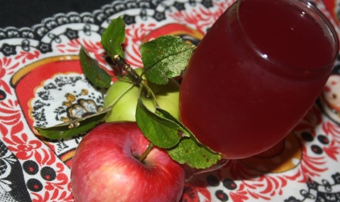 Яблочный компот с виноградными листочками