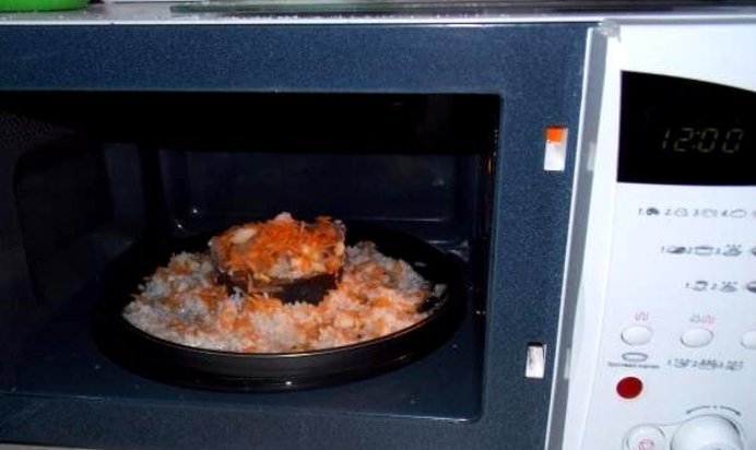 Рыба в микроволновке с луком