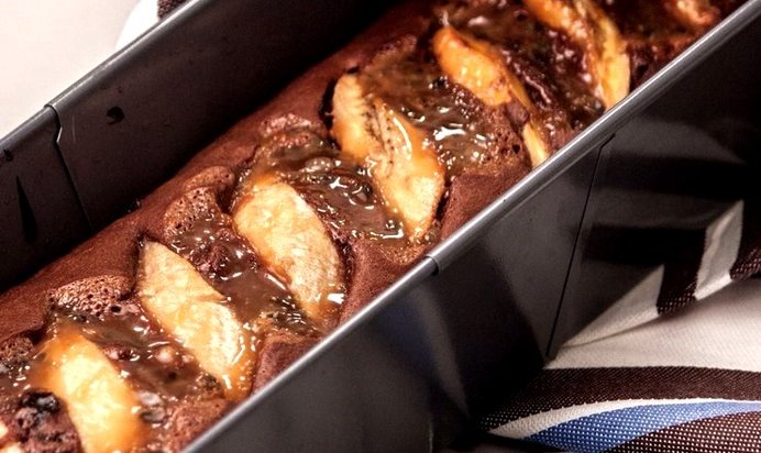 Шоколадный кекс с бананом и карамелью