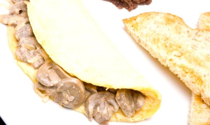 Омлет с грибным соусом