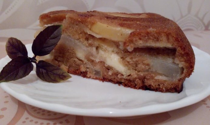 Грушевая шарлотка с моцареллой, гречичным медом и грушевым шнапсом