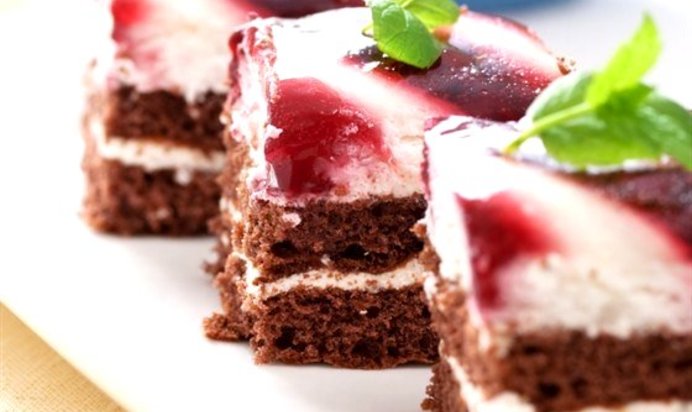 Шоколадный торт с кофе