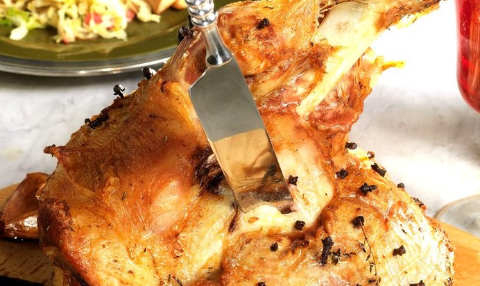 Свиной окорок с тушеной капустой и печеным пастернаком