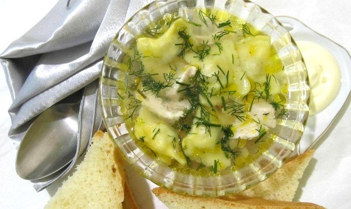 Суп на курином бульоне с пельменями
