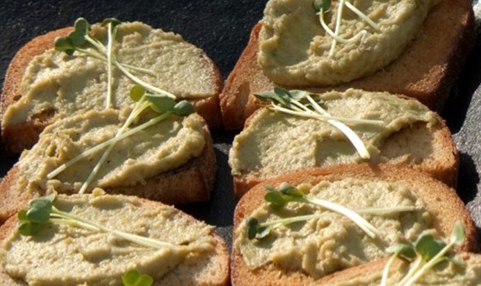 Песто из зеленого горошка и мяты с лимонной цедрой